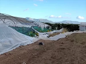 ANTALYA (AA) – Antalya'da yağış ve fırtına nedeniyle tekneler battı,