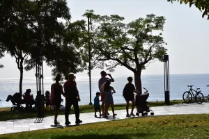 ANTALYA (AA) – Antalya'da, güneşli havayı fırsat bilen vatandaşlar ile