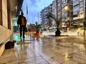 ANTALYA (AA) – Antalya'da öğle saatlerinde başlayan sağanak yaşamı olumsuz