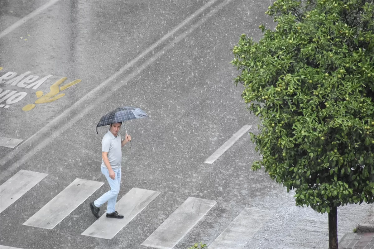 ANTALYA (AA) – Antalya'da başlayan sağanak hayatı olumsuz etkiledi. Kentte