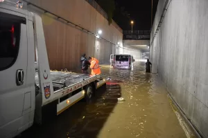 ANTALYA (AA) – Antalya'da, sağanak nedeniyle suyla dolan alt geçitte