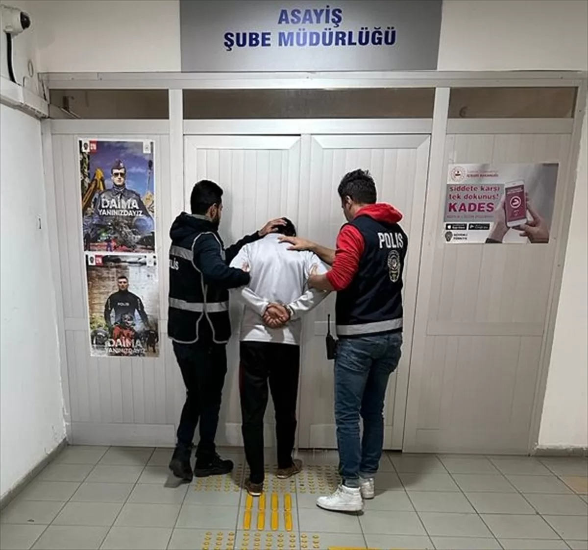 Ardahan'da 14 yıl 2 ay kesinleşmiş hapis cezası bulunan firari hükümlü yakalandı