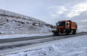 ARDAHAN (AA) – Ardahan'da kar yağışı ve tipinin oluşturduğu buzlanma,