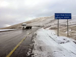 - Karayolları ekipleri, bazı güzergahlarda karla mücadele çalışması yaptı