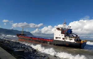 ARTVİN (AA) – Artvin'in Hopa ilçesinde dün karaya oturan yük