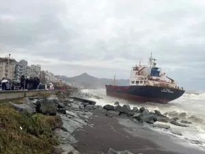 ARTVİN (AA) – Artvin'in Hopa ilçesinde yük gemisi karaya oturdu.