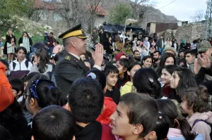 HAKKARİ (AA) – Malatya'dan gelen 2. Ordu Komutanlığı Bandosu, Hakkari'nin