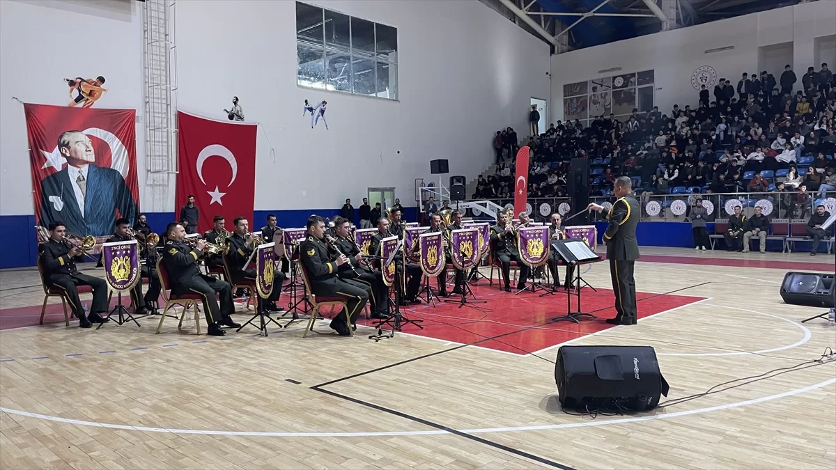 Askeri bando takımı, Hakkari'de konser verdi