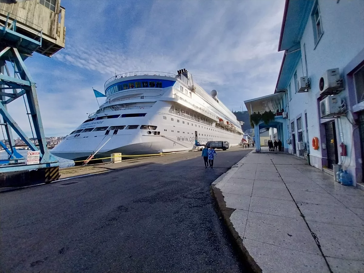 TRABZON (AA) – Rusya'nın Soçi kentinden çıkışlı 826 turist taşıyan