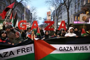 VİYANA (AA) – Avusturya'nın başkenti Viyana'da binlerce gösterici, 15 bine