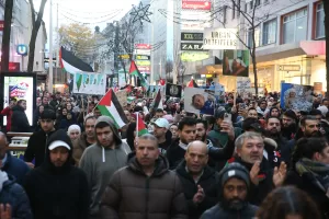 VİYANA (AA) – Avusturya’nın başkenti Viyana’da binlerce gösterici, İsrail’in Gazze