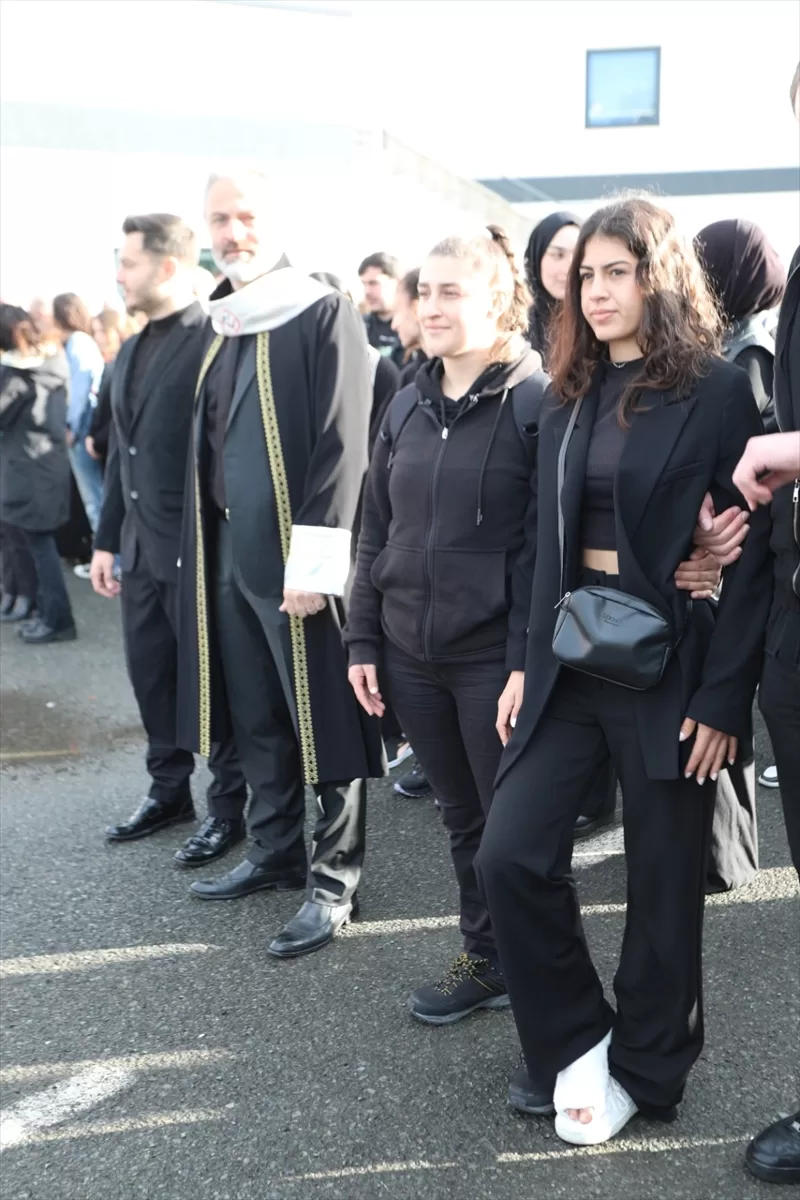 Ayağı alçıdaki üniversite öğrencisi Atatürk'ü anma törenine arkadaşlarının desteğiyle katıldı