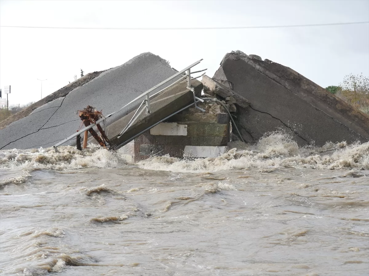 Balıkesir Edremit'te daha önce bir bölümü yıkılan köprü son yağışta tamamen çöktü