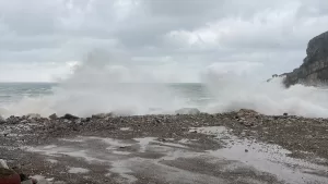 BARTIN (AA) – Bartın'ın Amasra ilçesinde fırtına nedeniyle denizde 6