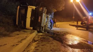 İSTANBUL (AA) – Beykoz'da virajı alamayan beton mikseri yol kenarına
