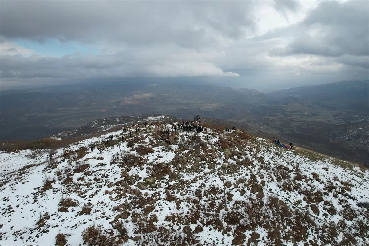 Bingöl'de üniversite öğrencileri 2 bin rakımlı dağın zirvesine tırmandı