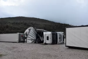 BURSA (AA) – Bursa'nın Kestel ilçesinde kuvvetli lodosun etkisiyle 2