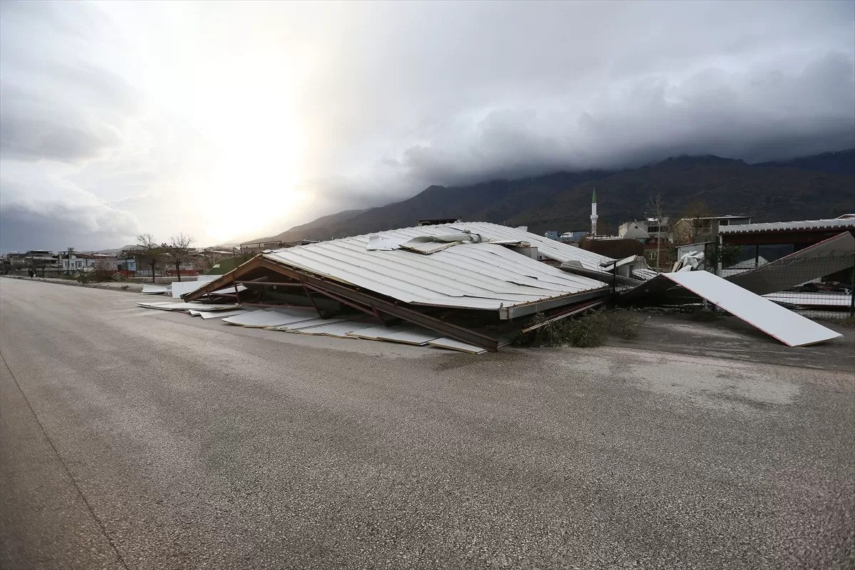 Bursa'da saatteki hızı 100 kilometreye yaklaşan lodos etkisini sürdürüyor