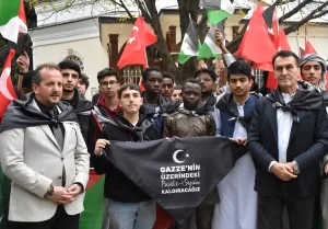 - Öğrenciler, Bursa'nın Kurtuluş Savaşı'nda Yunan askerlerince işgali nedeniyle TBMM'ye