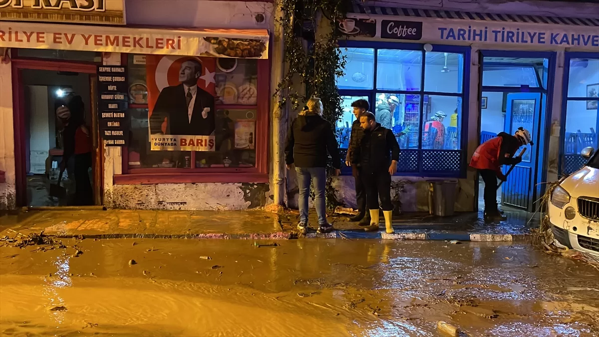 Bursa'nın turistik bölgelerinden Tirilye'de sağanak nedeniyle araçlar sürüklendi, iş yerlerini su bastı