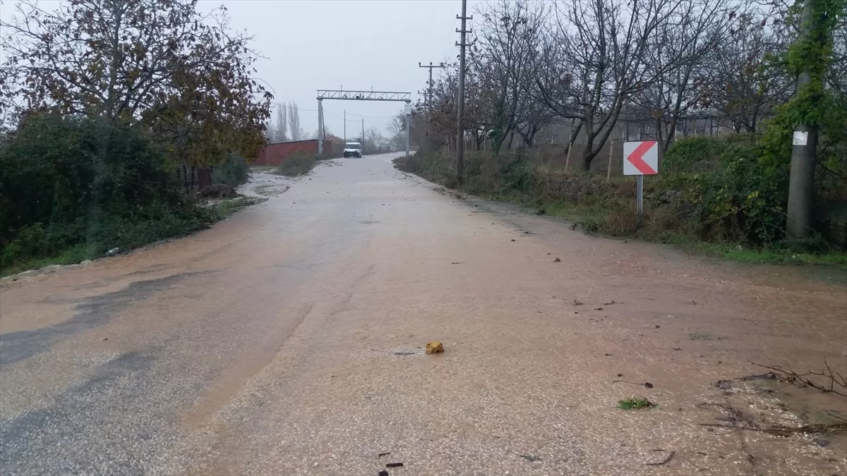 Çanakkale'de şiddetli yağışta debisi artan iki dere taştı, yollar su altında kaldı