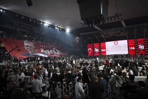 - İlk tur oylamada Özgür Özel 682, Kemal Kılıçdaroğlu 664