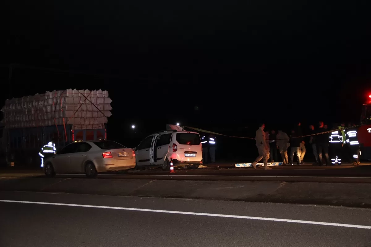 Diyarbakır'da hafif ticari aracın kamyona çarpması sonucu 2 kişi öldü