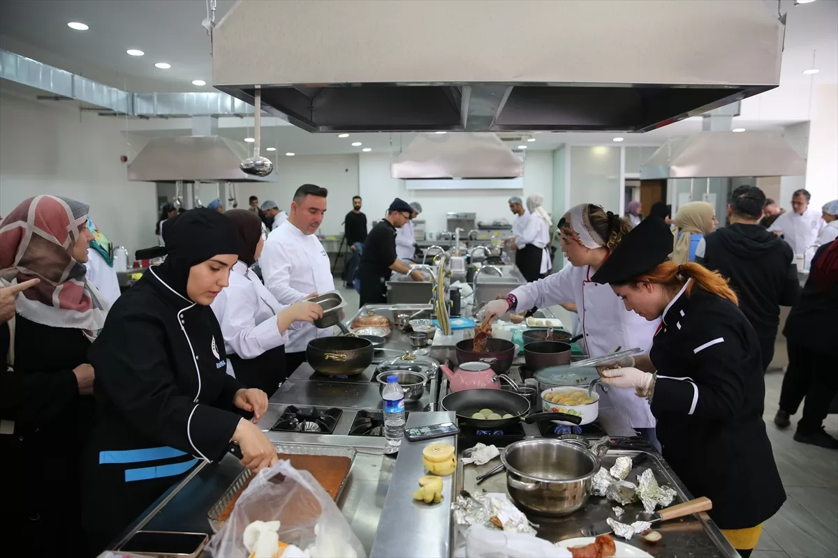 Diyarbakır'da şef adayları yöresel yemek yarışmasında hünerlerini sergiledi