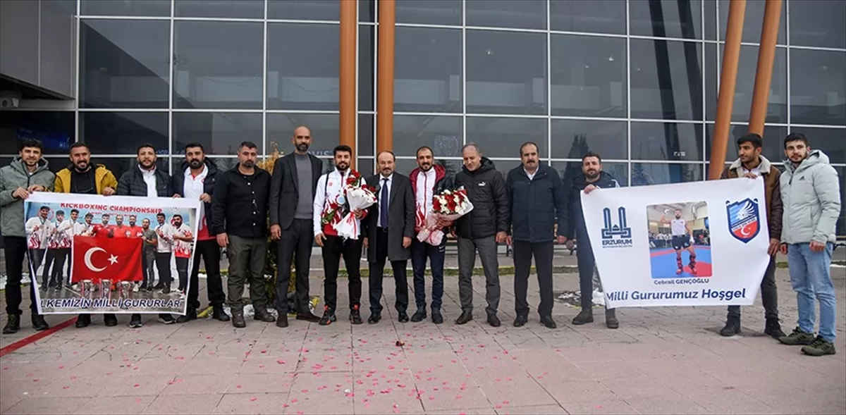 Dünya ikincisi milli kick boksçu Cebrail Gençoğlu, Erzurum'da çiçeklerle karşılandı
