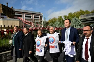 ANKARA (AA) – Eğitim-İş üyeleri, eğitimde yaşanan sorunları dile getirmek