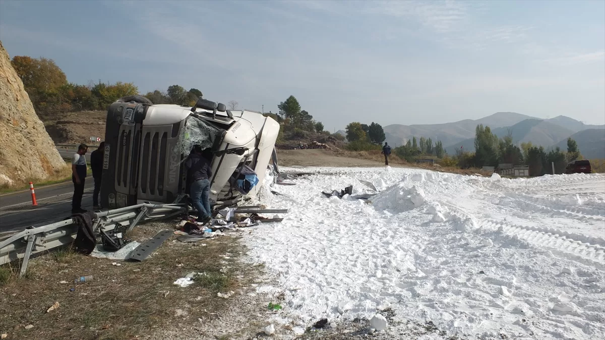 Elazığ'da devrilen tuz yüklü tırın sürücüsü yaralandı