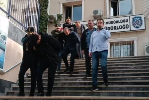 İSTANBUL (AA) – Fatih'te, kendilerini polis olarak tanıttıkları turistin parasını