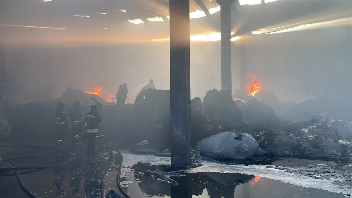 GÜNCELLEME – Gaziantep'te geri dönüşüm fabrikasında çıkan yangın söndürüldü