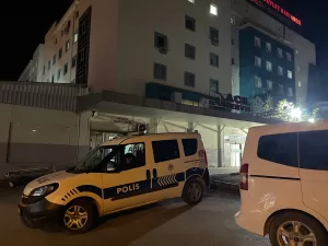 GAZİANTEP (AA) – Gaziantep'te, sokakta yapılan bir düğüne katılanlara gelinin