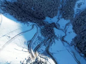 GİRESUN (AA) – Giresun'un 1700 rakımlı Kümbet Yaylası, kar yağışı