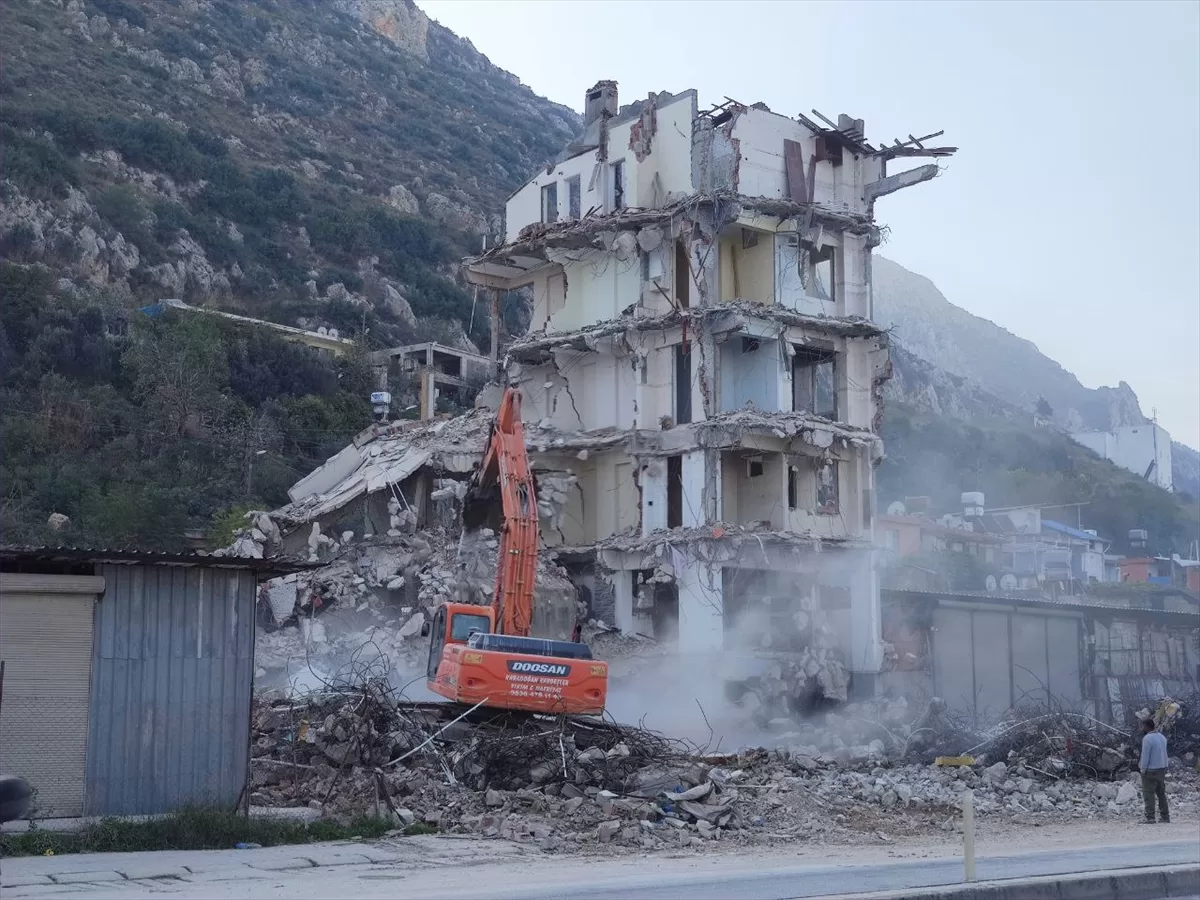 Hatay'da depremlerde ağır hasar alan 6 bina kontrollü yıkıldı