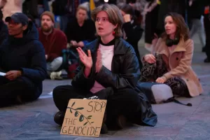 - Göstericiler, dün gerçekleşen genel seçimlerde açık farkla önde tamamlayan