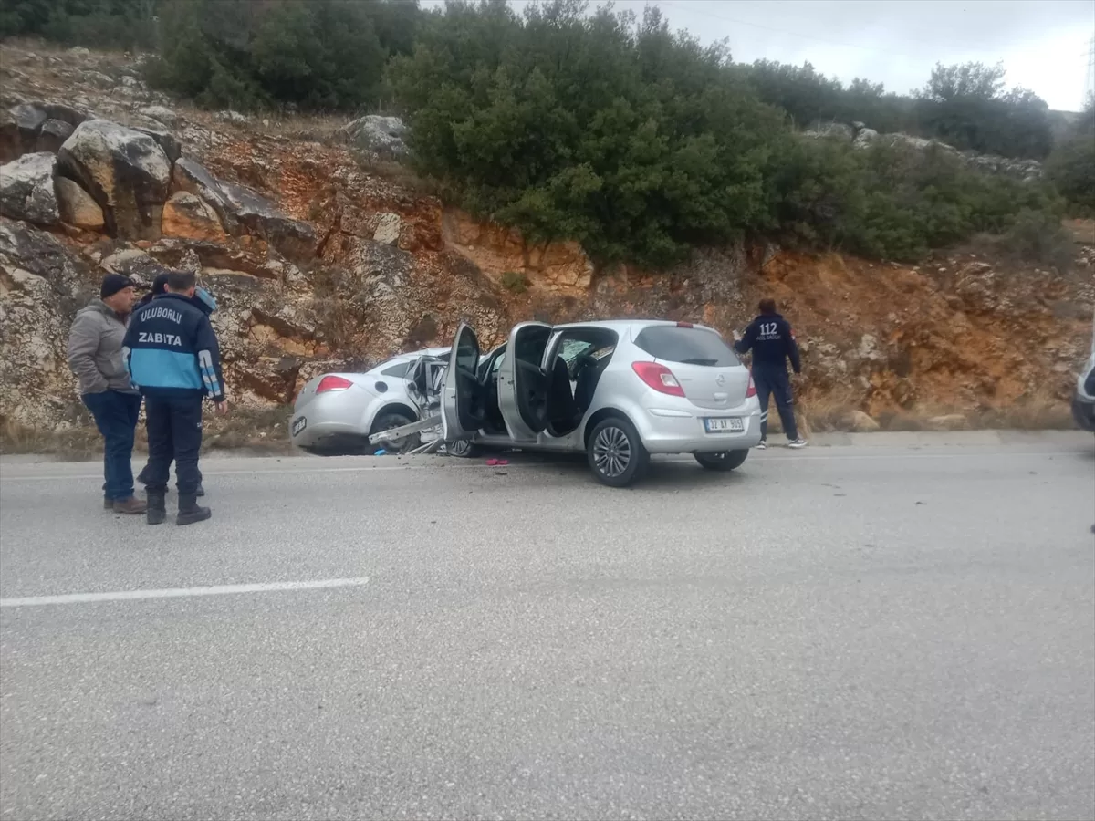 Isparta'da iki otomobilin çarpıştığı kazada 1 kişi öldü, 4 kişi yaralandı