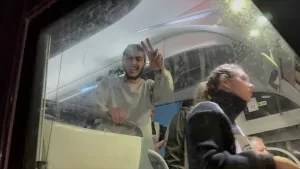 - Batı Şeria'da Filistinli esirleri bekleyenlere müdahale eden İsrail askerleri,