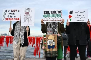 İSTANBUL (AA) – Üsküdar'da toplanan bir grup vatandaş, İsrail'in Gazze'ye