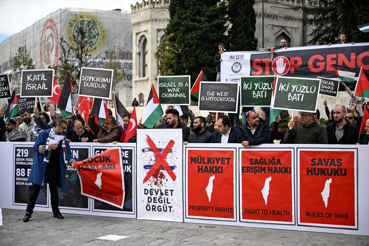 İstanbul'da akademisyenlerden “cübbeli” İsrail protestosu
