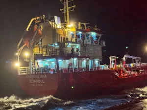 İSTANBUL (AA) – İstanbul Kazlıçeşme sahilinde bir gemi karaya oturdu.