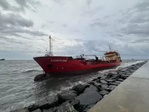 İSTANBUL (AA) – İstanbul'da şiddetli rüzgar nedeniyle sürüklenerek karaya oturan