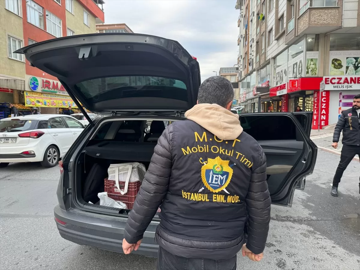 İstanbul'da polis ekipleri okul çevrelerinde denetim gerçekleştirdi