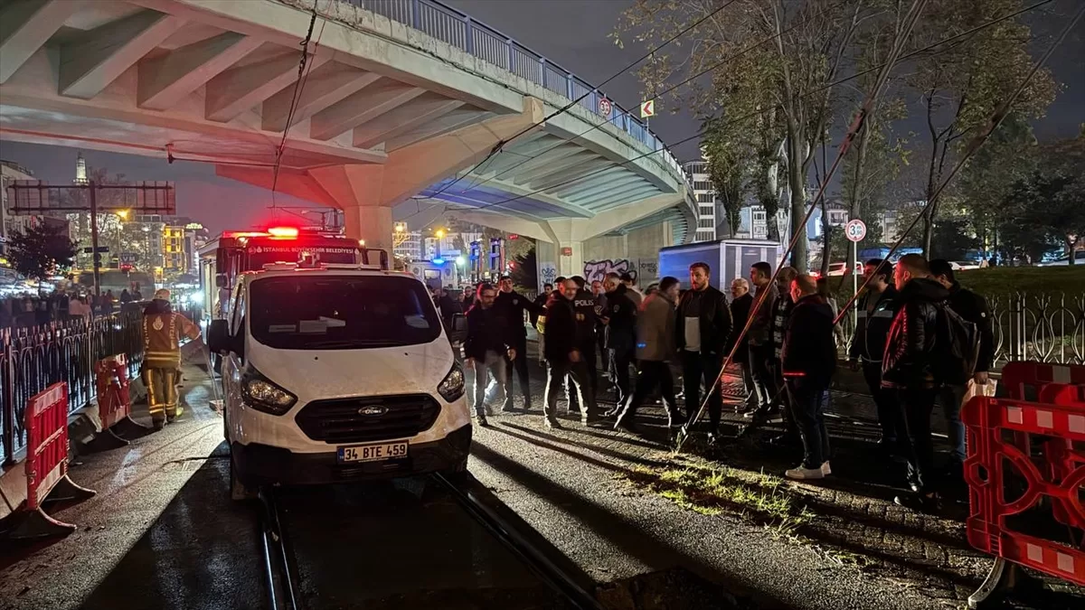 GÜNCELLEME- İstanbul'da tramvay yoluna giren araç nedeniyle aksayan seferler normale döndü