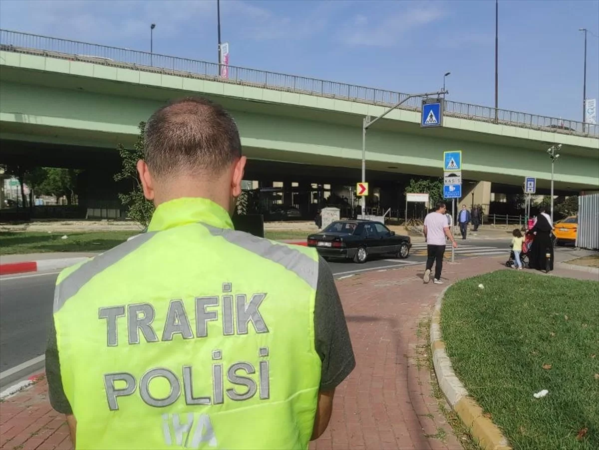 İSTANBUL (AA) – Fatih'te, yaya geçidinde dron destekli trafik denetiminde