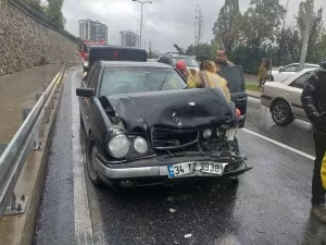 İSTANBUL (AA) – Kartal'da üç aracın karıştığı zincirleme trafik kazasında