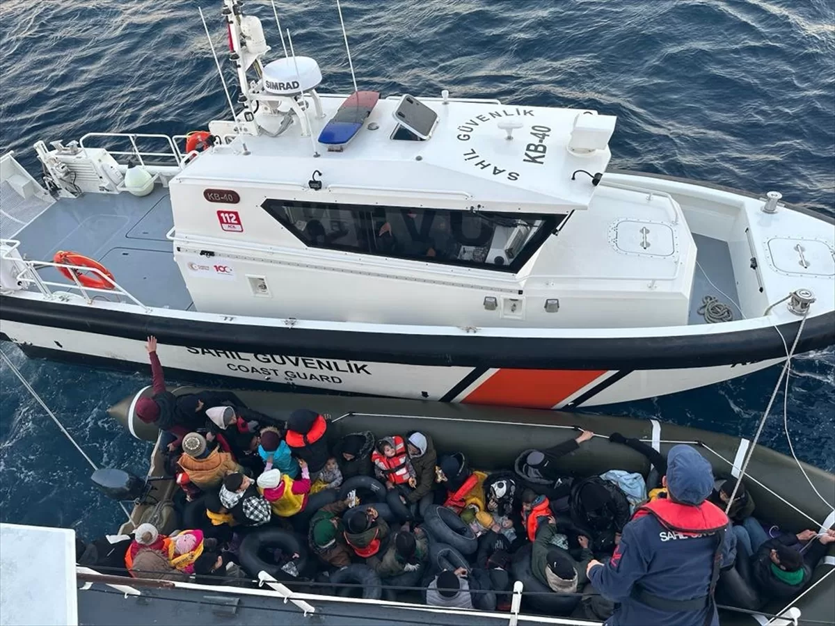 İzmir açıklarında 40 düzensiz göçmen yakalandı