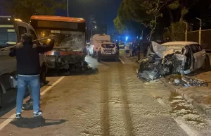 İZMİR (AA) – İzmir'in Bayraklı ilçesinde belediye otobüsü ile otomobilin