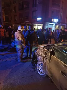 İZMİR (AA) – İzmir'in Buca ilçesinde savrulan otomobilin çarptığı kadın